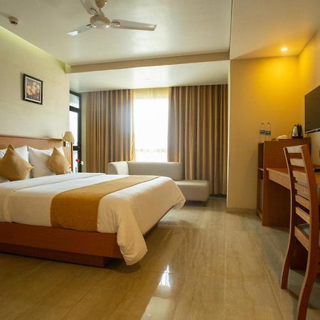 Classic Grande,A Member Of Radisson Imphal Dış mekan fotoğraf